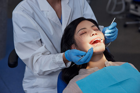 医美容医生为女性患者做牙齿治疗背景