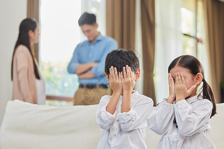 父母在客厅吵架小孩难过高清图片