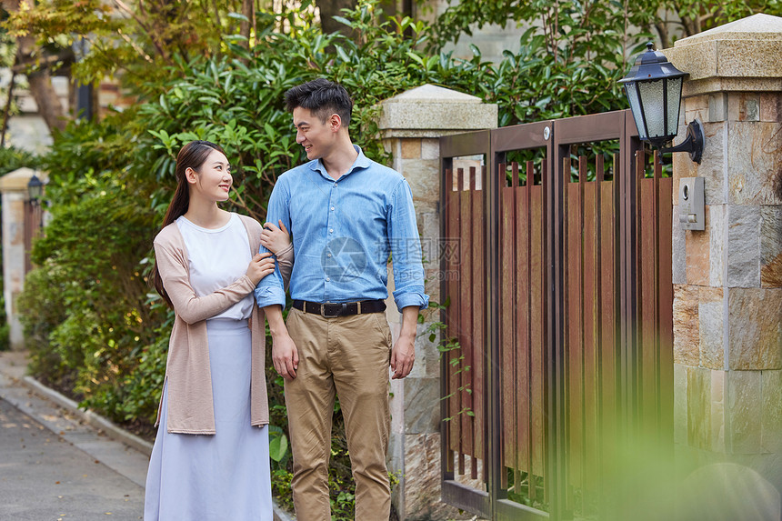 夫妻二人在高档小区里散步图片