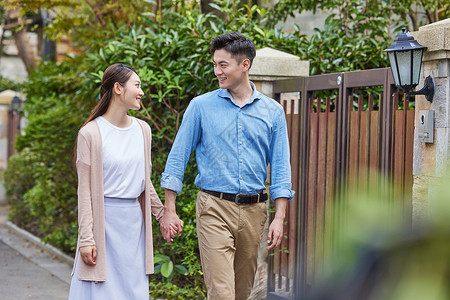 夫妻二人在高档小区里散步背景图片