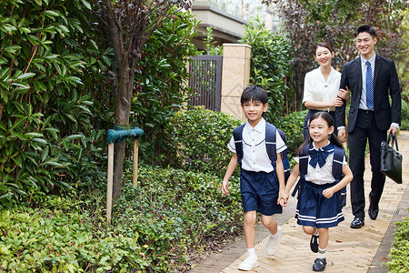 一起去上学温馨一家四口一起上班上学背景