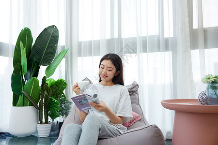 喝录豆汤女孩女性休闲居家生活阳台上看书喝咖啡背景