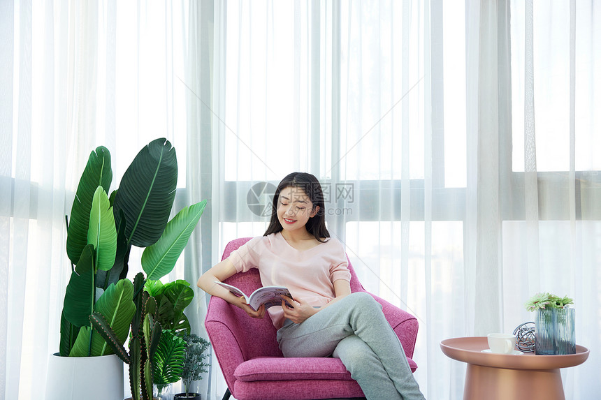 女性休闲居家生活阳台上看书图片