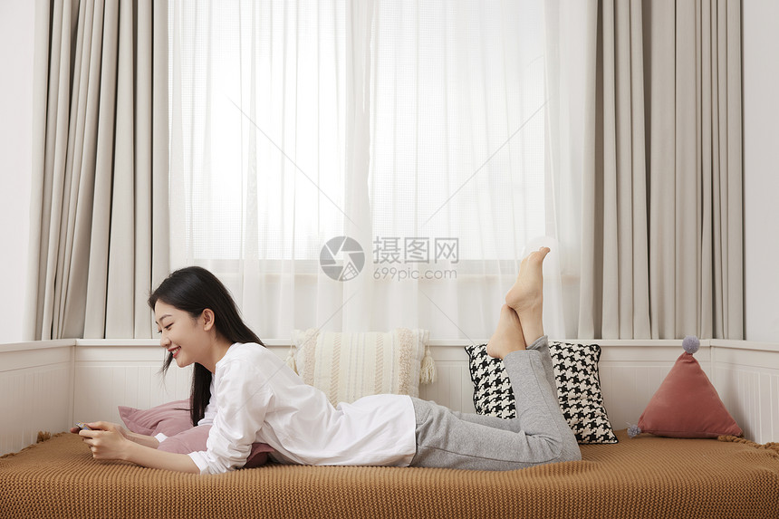 美女趴在卧室沙发上居家休闲生活图片