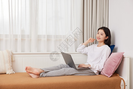 美女居家坐在沙发上休闲生活上网高清图片