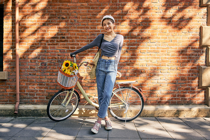 清新美女骑自行车出游逛街图片