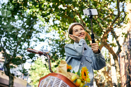 俯瞰树林与街道清新美女秋季逛街自拍背景