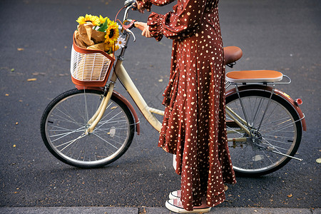 推着自行车走清新美女在马路上推着自行车特写背景