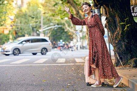 清新美女出游拉着行李箱路边叫车高清图片