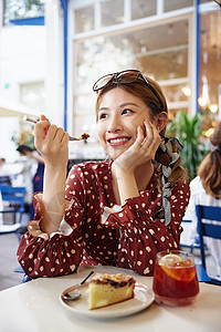 女生美食清新美女游玩惬意下午茶时光背景