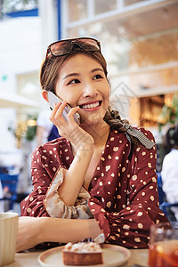 清新美女咖啡厅里打电话图片