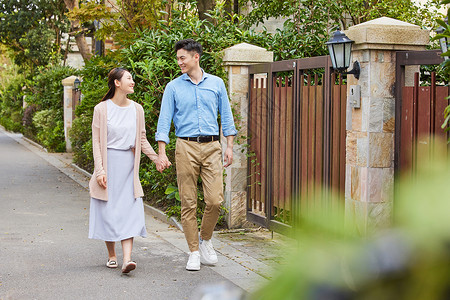 住在高档小区的年轻夫妇背景图片