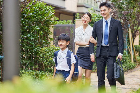 父母送小男孩上学图片