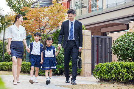 高端小区里家长送小孩上学高清图片