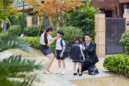 高端小区里家长送小孩上学高清图片