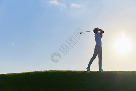运动球剪影粒子阳光下打高尔夫的男性剪影背景