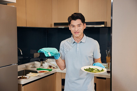 餐厨居家男青年用抹布刷碗背景