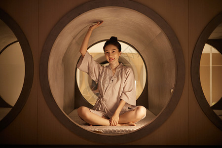 汤泉馆休息区域休息的青年女性形象图片