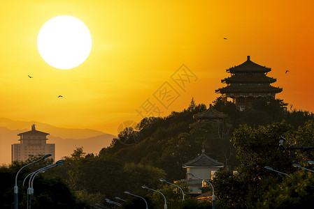 夕阳红下的景山公园万春亭高清图片