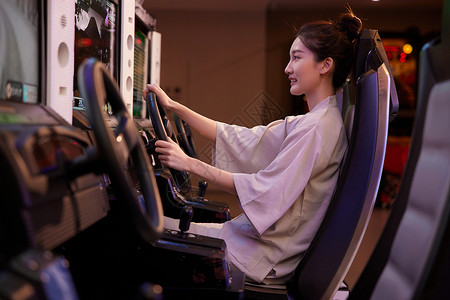时光机器青年女性在游戏厅开赛车背景