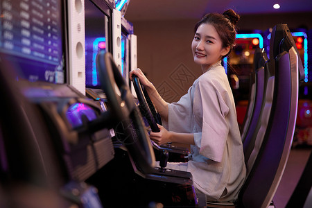 时光机器青年美女玩赛车游戏机背景