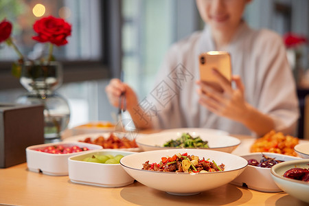 在秋季清楚着陆青年女性在汤泉馆吃饭玩手机特写背景