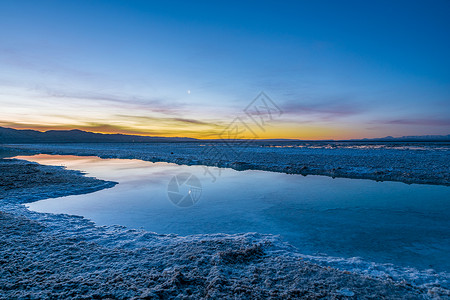 芒崖翡翠湖上的日出朝霞高清图片