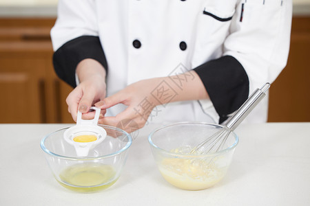 烘焙师使用蛋清分离器特写图片