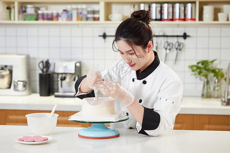 女性烘焙师装饰蛋糕图片