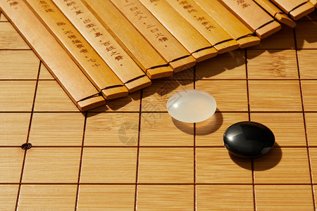 传统游戏围棋棋盘上的棋子和书背景