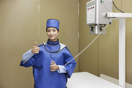 宠物医院护士调试放射室仪器形象图片