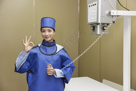 宠物医院护士调试放射室仪器形象图片