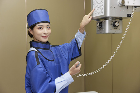 带宠物乘电梯宠物医院护士调试放射室仪器形象背景