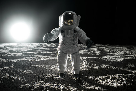 站在月球表面的宇航员背景图片