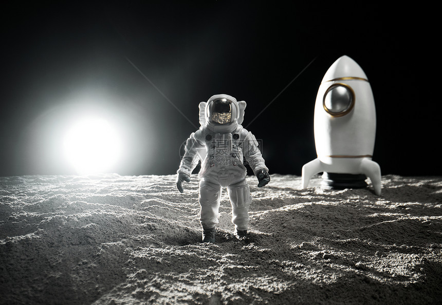 太空登月创意小人微距图片