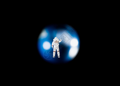悬浮在太空中跟地球挥手的宇航员图片