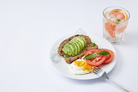 绿色叉子白色桌子上的精致健康早餐背景