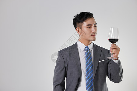 商务男士碰杯品酒的男性商务人士背景