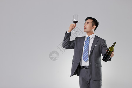 商务男士碰杯品酒的男性商务人士背景