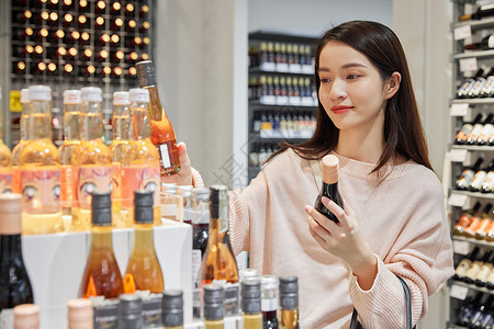 青年女性线下门店购买酒水图片