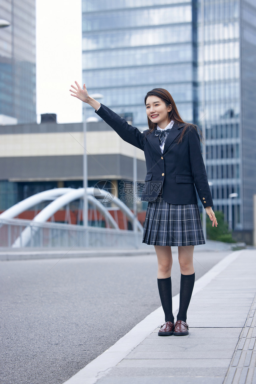 清新女大学生路边拦车图片