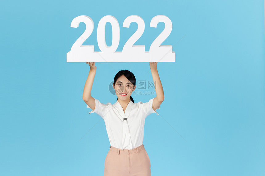 美女欢乐迎接新年2022图片