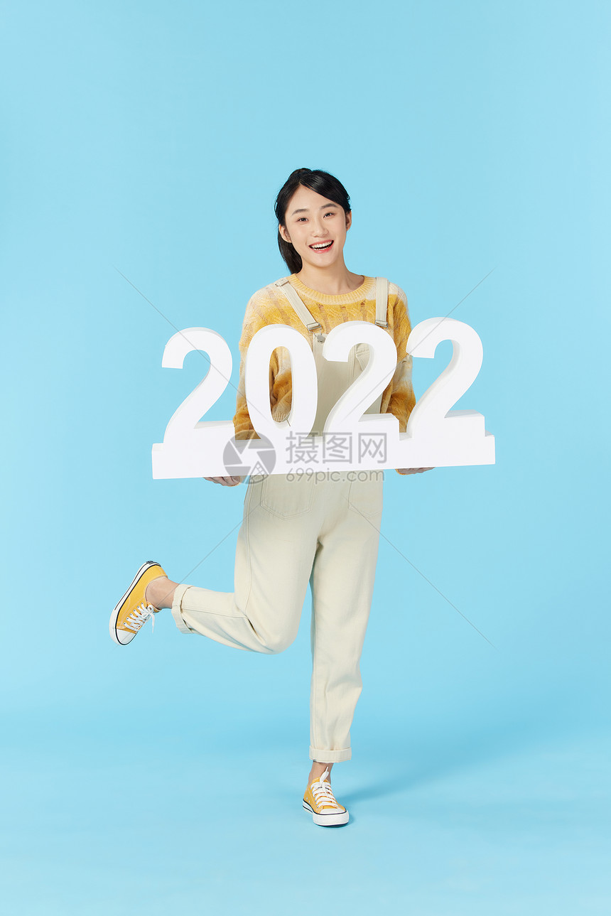 美女欢乐迎接新年2022图片