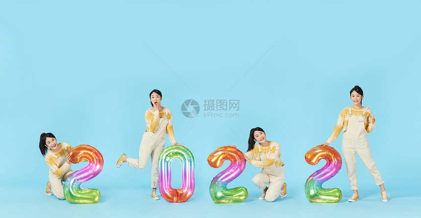 美女欢乐迎接新年2022图片