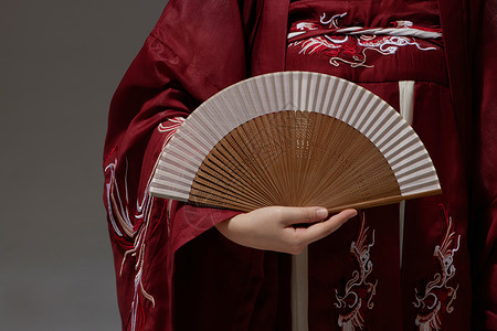 极简中国穿着汉服的女生手里拿着折扇背景