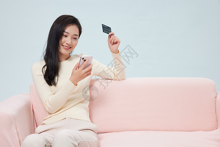 女性居家使用信用卡购物图片