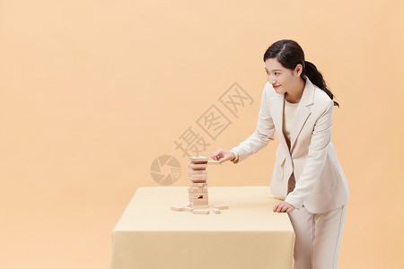 商务女性玩桌游叠叠乐背景图片