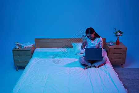 躺着玩电脑女性失眠熬夜通宵玩电脑背景