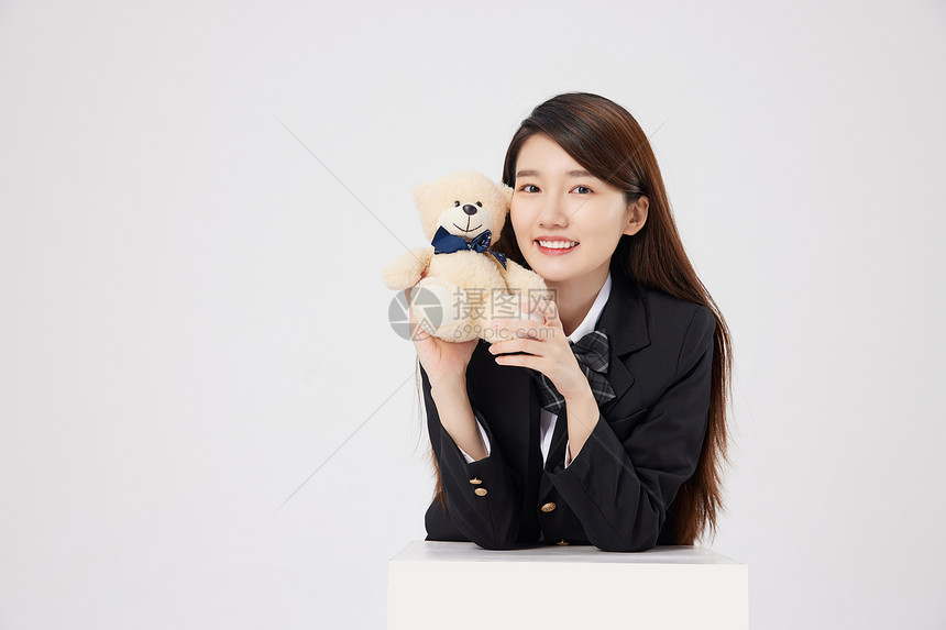 青春可爱日系少女拿着小熊玩偶图片