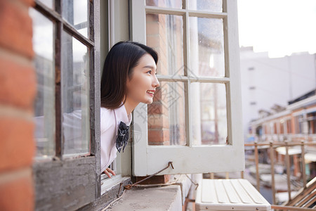 女孩望着窗外年轻女孩居家望向窗外背景